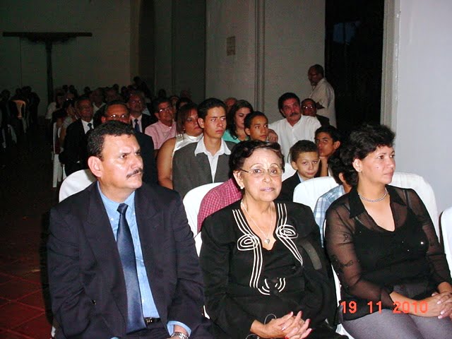 Dona Teresa Tenorio Ubau de Lopez (centro) con dos de sus hijos